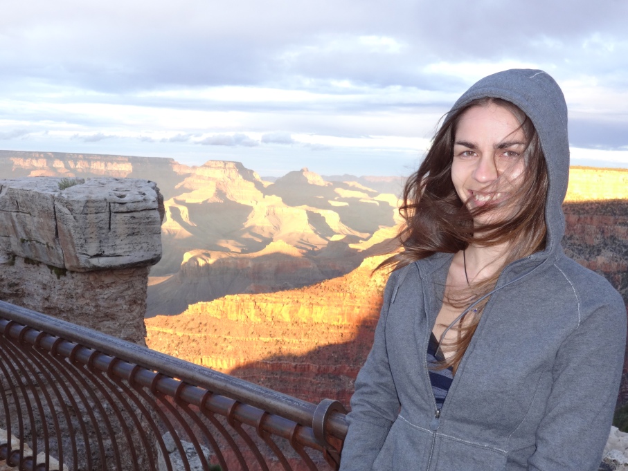 MC dans le vent, au soleil couchant au Grand Canyon