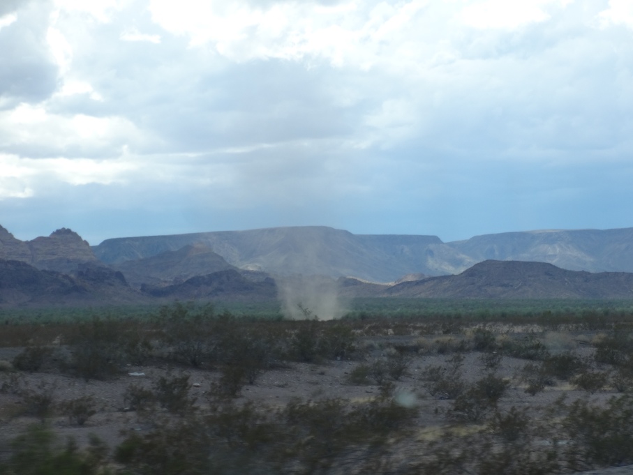 Mini tornade de sable entre l'Arizona et la Californie